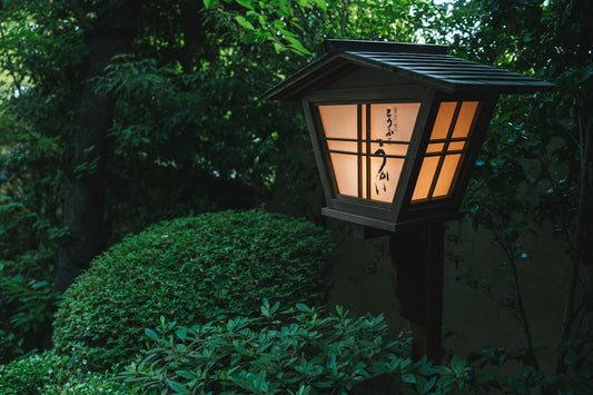 Solar Pathway Lights vs Lanterns: Best Choice for a Small Front Yard