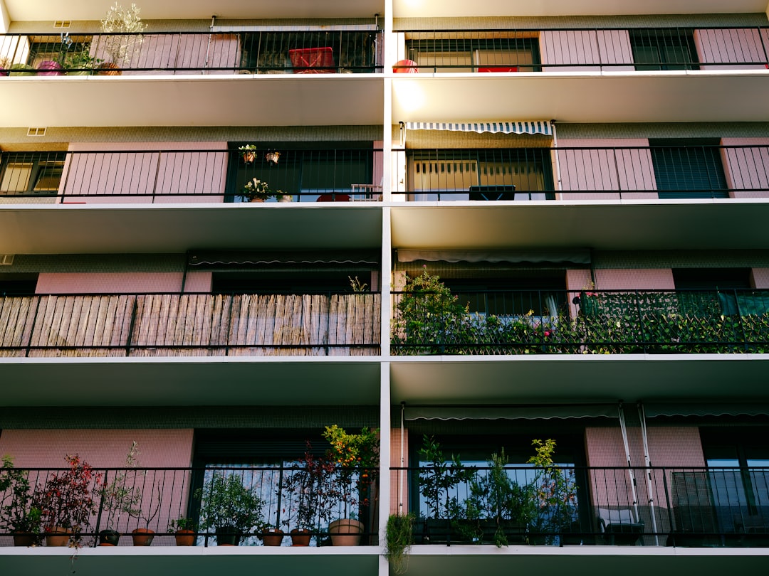 Battery vs Plug-In String Lights for Apartment Balconies: Which Is Better?