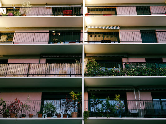 Battery vs Plug-In String Lights for Apartment Balconies: Which Is Better?