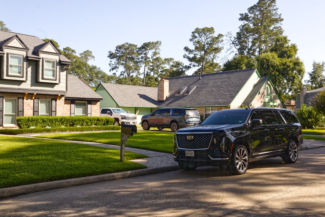 Motion Sensor vs Dusk-to-Dawn Lights: Best Driveway Security Lights for a Dark Driveway