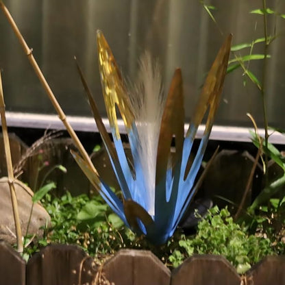Metal Agave Lawn Garden Statue Decoration ， Metal AloeVera Solar Waterproof Light Stake，DIY Hand Painted Agave Rustic Sculpture Solar Light， with Color Variable Aloe Vera Art