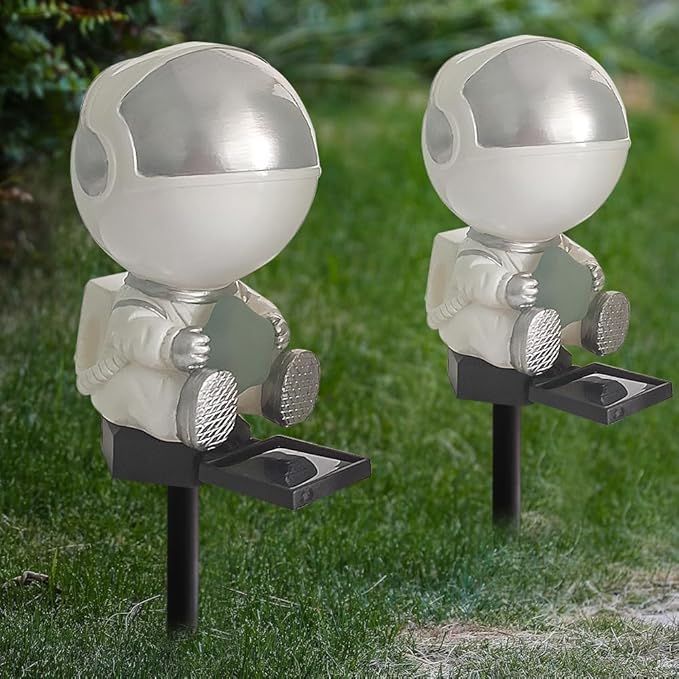 Solar Astronaut Stake Light Outdoor Changing Color Illuminating Decorative Solar Ground Stake Light for Patio Walkway Pathway Backyard Landscape Decoration (Silver_)