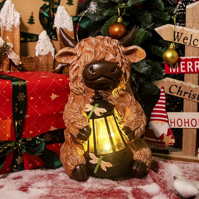 DKJOCKY Highland Cow Garden Decor Statue with Solar Light Lantern, Birthday Gifts for Women Mom Grandma, Funny Waterproof Resin Figurine Outdoor Decorations for Yard Patio Lawn Balcony Porch